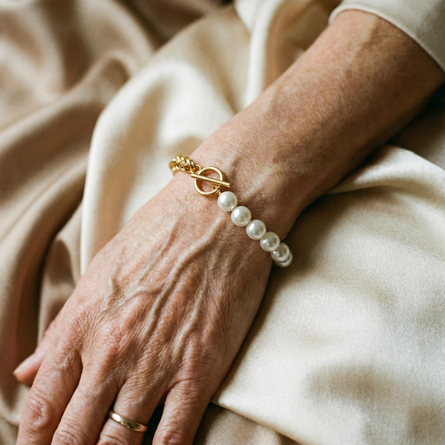 Pulsera de oro elegante con perlas