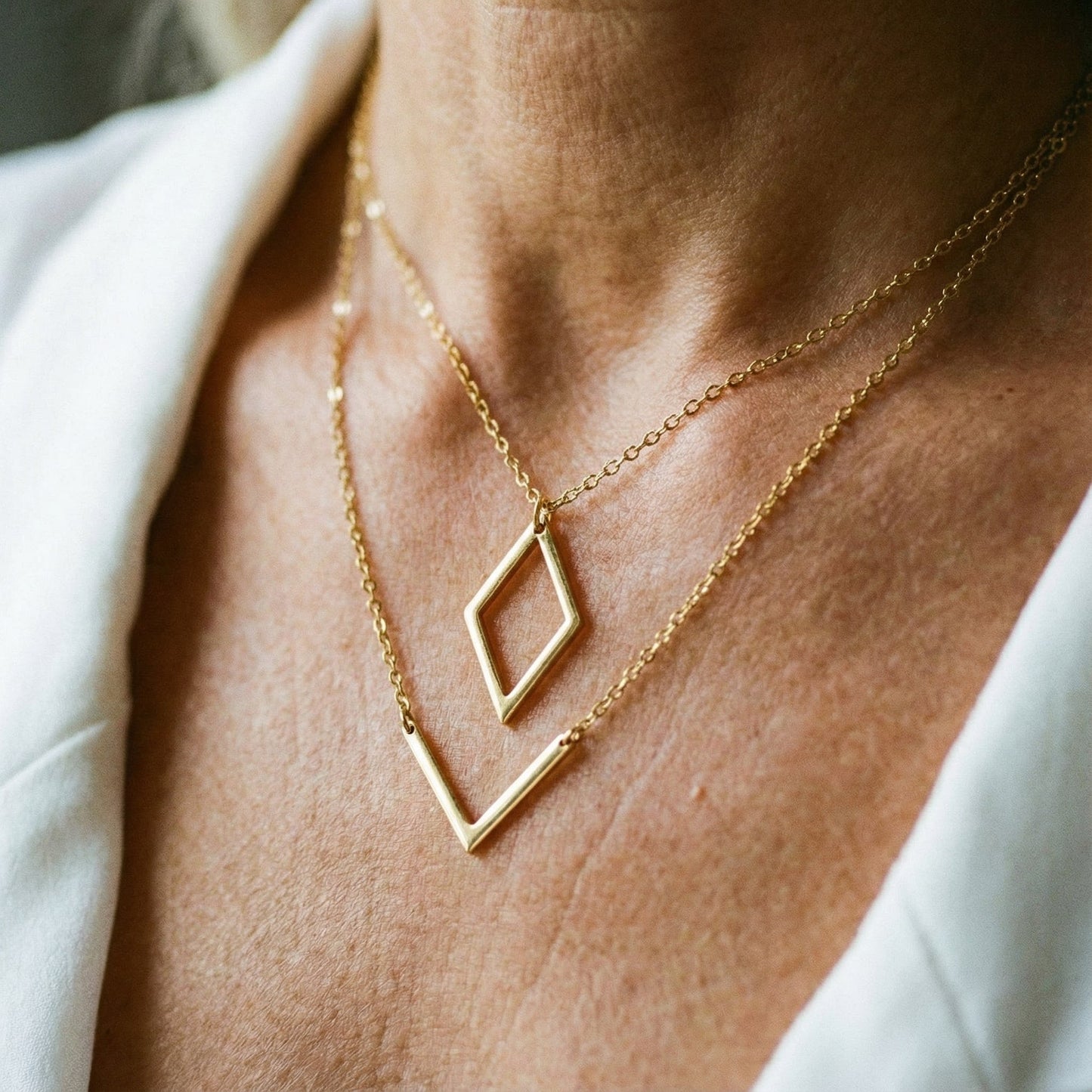 Collar elegante con colgante geométrico en forma de V