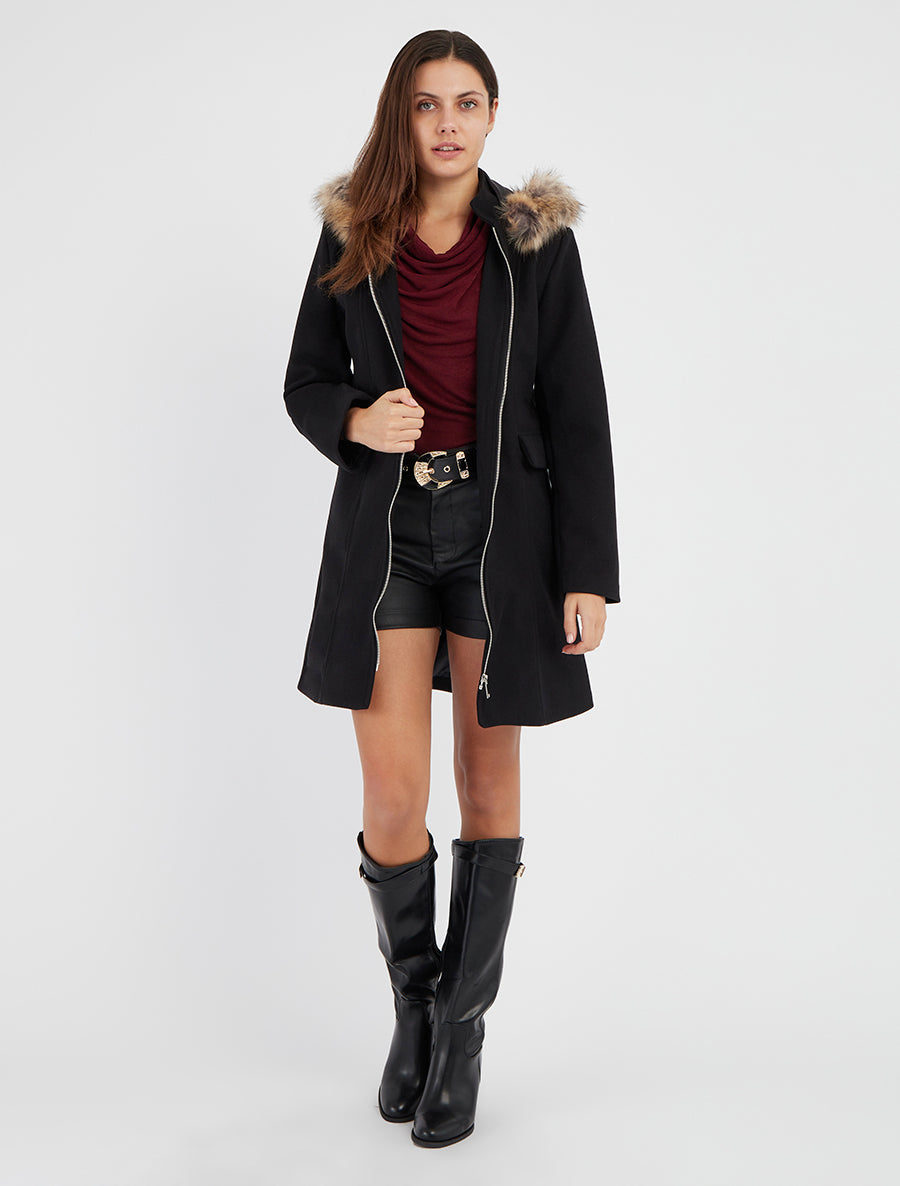 Abrigo Adamina Noir combinado en look de invierno - AURA MILANO
