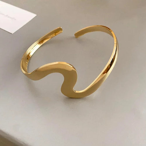 Pulsera clásica abierta con onda dorada
