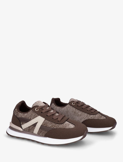 Zapatillas de efecto nobuk y tejido con pieza en V - Marrón