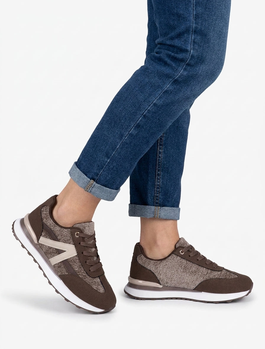 Zapatillas de efecto nobuk y tejido con pieza en V - Marrón