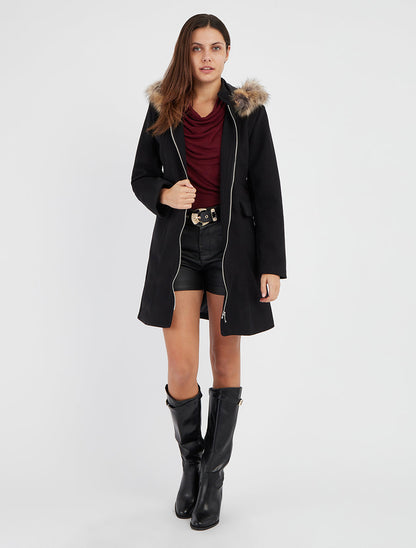 Abrigo Adamina Noir combinado en look de invierno - AURA MILANO