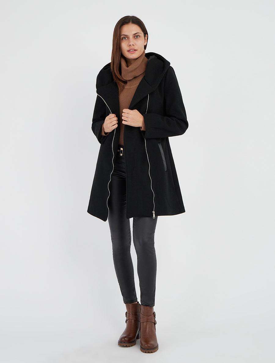Abrigo Amélie Negro combinado en look de invierno - AURA MILANO