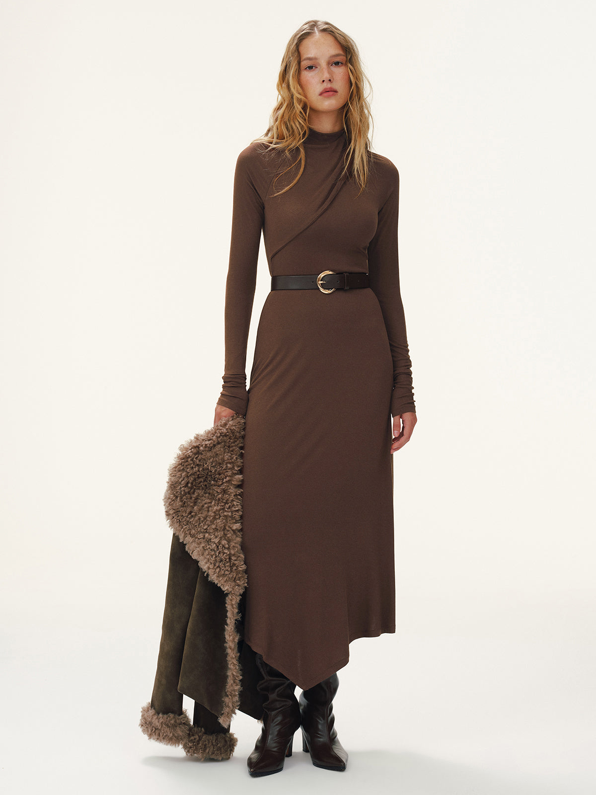 Amara Chocolate — marrón oscuro: vista de cuerpo entero.