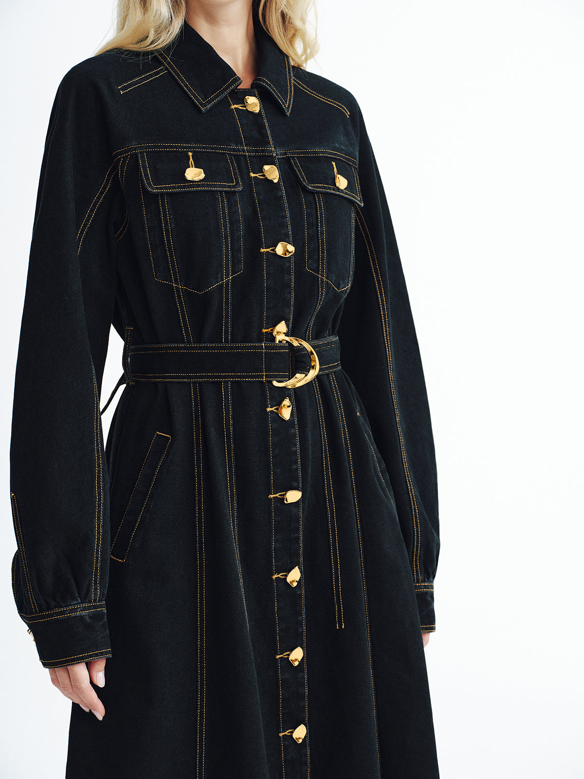 Denim Élégance — negro: detalle de botones y cinturón.